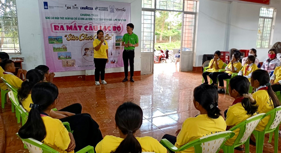 Buổi sinh hoạt của Câu lạc bộ Sân chơi cho em tại xã Glar (huyện Đak Đoa). Ảnh: Văn Sòng Buổi sinh hoạt của Câu lạc bộ Sân chơi cho em tại xã Glar (huyện Đak Đoa). Ảnh: Văn Sòng