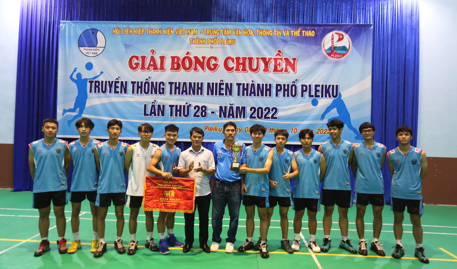 Đội bóng chuyền THPT Pleiku lên ngôi vô địch khối cơ quan, trường học. Ảnh: Lê Văn Ngọc