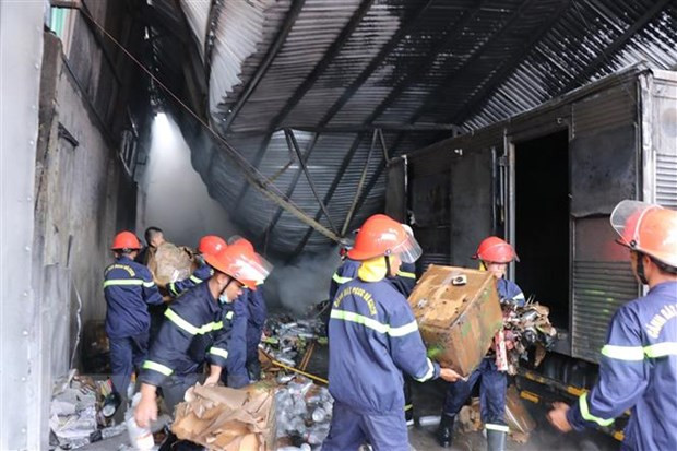 Lực lượng chữa cháy vận chuyển tài sản còn lại ra ngoài. (Ảnh: Tuấn Anh/TTXVN) Lực lượng chữa cháy vận chuyển tài sản còn lại ra ngoài. (Ảnh: Tuấn Anh/TTXVN)