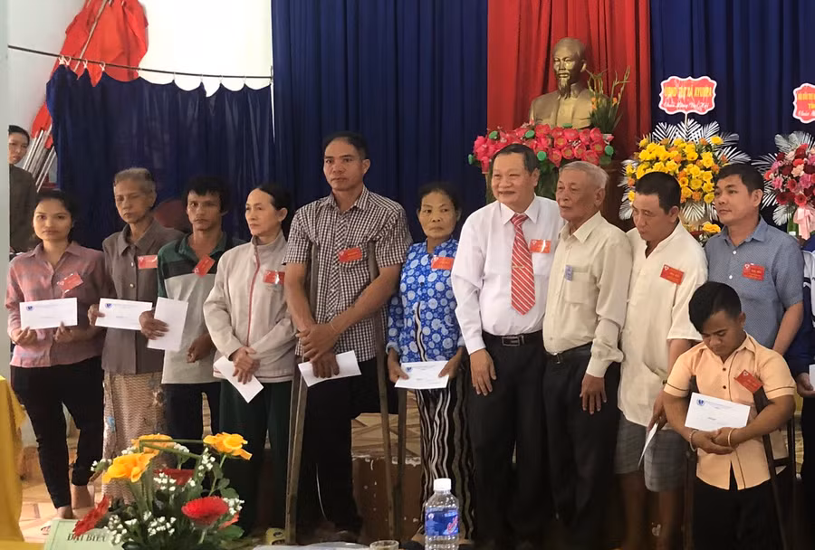 Hội bảo trợ người khuyết tật và trẻ mồ côi thị xã Ayun Pa tặng quà cho người khuyết tật và trẻ mồ côi trên địa bàn thị xã. Ảnh: Phan Thủy