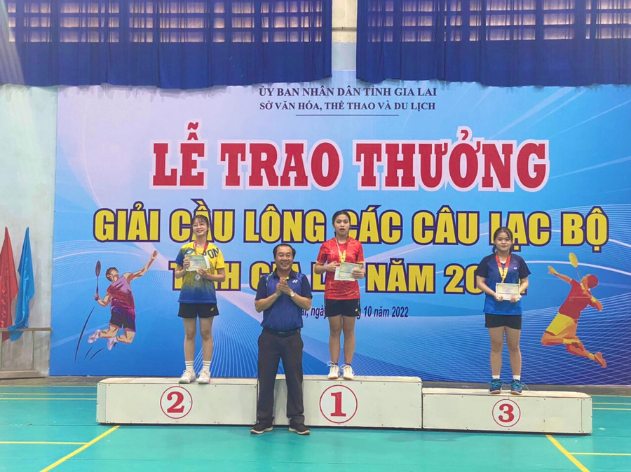 Ban tổ chức trao giải cho các tay vợt giành thứ hạng cao ở nội dung đơn nữ Ảnh: Văn Ngọc