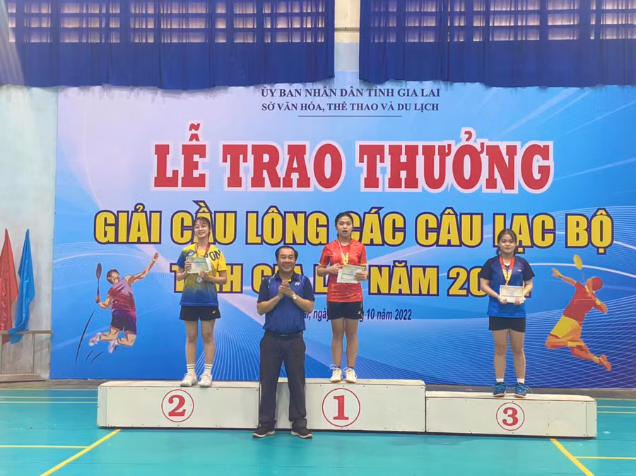 Ban tổ chức trao giải cho các tay vợt giành thứ hạng cao ở nội dung đơn nữ Ảnh: Văn Ngọc