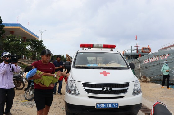  Bệnh nhân Võ Thành Phát, 7 tuổi, được Trung tâm Y tế Quân dân y cho chuyển tuyến vào đất liền điều trị