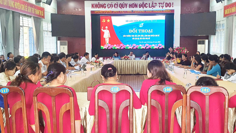 Quang cảnh buổi đối thoại. Ảnh: Trúc Phùng