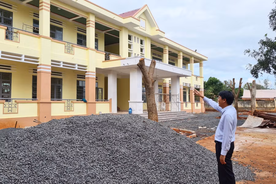 Công trình các phòng học chức năng của Trường THCS Phan Bội Châu (xã Ia Hrú, huyện Chư Pưh) sẽ hoàn thành trong tháng 11-2022. Ảnh: Q.T