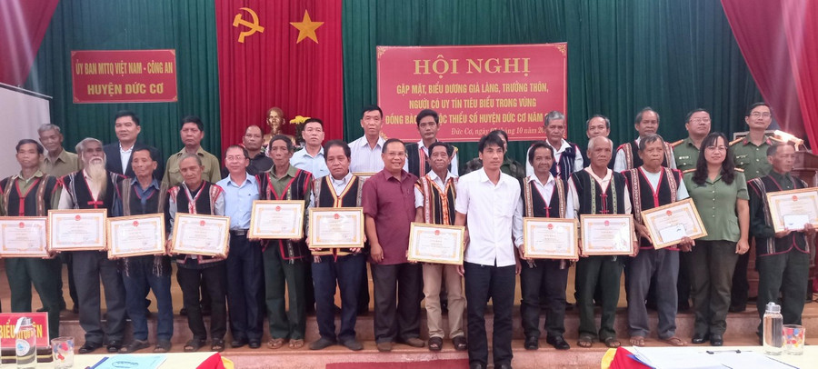 Tặng giấy khen cho già làng, trưởng thôn, người có uy tín tiêu biểu trong đồng bào dân tộc thiểu số. Ảnh. Thanh Tịnh