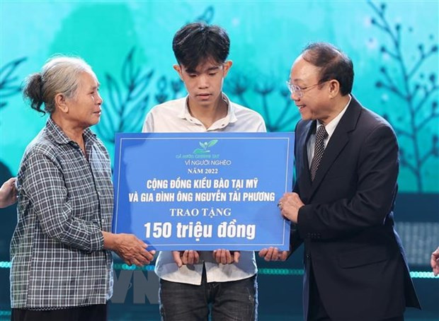 Em Nguyễn Văn Tuấn ở huyện Hạ Hòa, tỉnh Phú Thọ, bị mồ côi cả cha lẫn mẹ khi đang là học sinh tiểu học, đón nhận sự giúp đỡ từ nhà hảo tâm. (Ảnh: Dương Giang/TTXVN) Em Nguyễn Văn Tuấn ở huyện Hạ Hòa, tỉnh Phú Thọ, bị mồ côi cả cha lẫn mẹ khi đang là học sinh tiểu học, đón nhận sự giúp đỡ từ nhà hảo tâm. (Ảnh: Dương Giang/TTXVN)