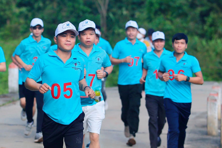 Các vận động viên nam và nữ hệ phong trào đã cùng tranh tài ở cự ly gần 4km. Ảnh: Đức Thụy