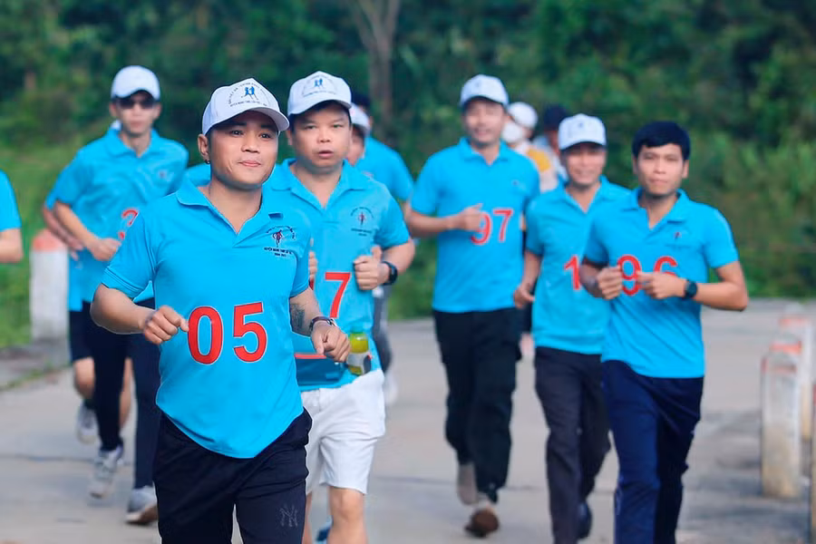 Các vận động viên nam và nữ hệ phong trào đã cùng tranh tài ở cự ly gần 4km. Ảnh: Đức Thụy
