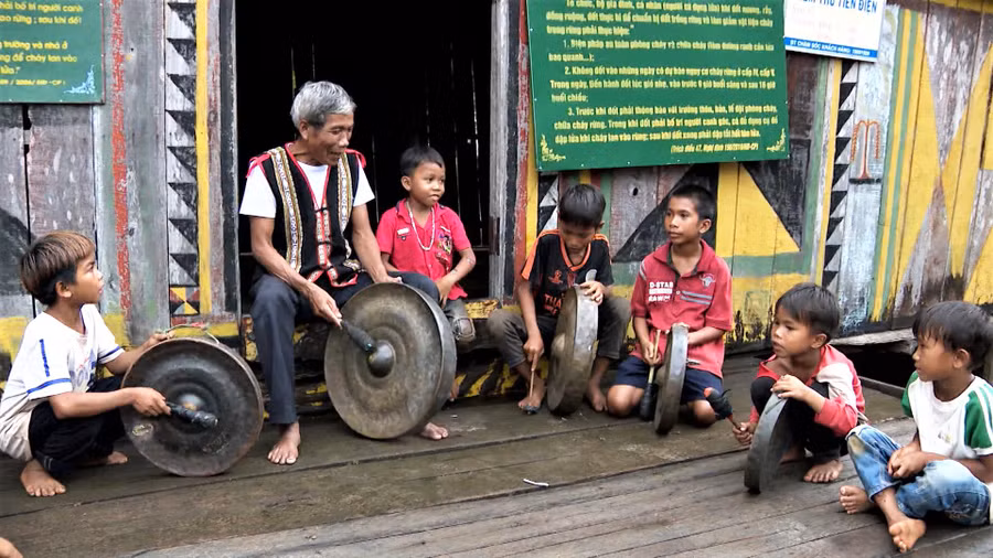 Ông Híp (làng Klah, xã Kon Chiêng) dạy trẻ em đánh cồng chiêng. Ảnh: Hà Đức Thành Ông Híp (làng Klah, xã Kon Chiêng) dạy trẻ em đánh cồng chiêng. Ảnh: Hà Đức Thành