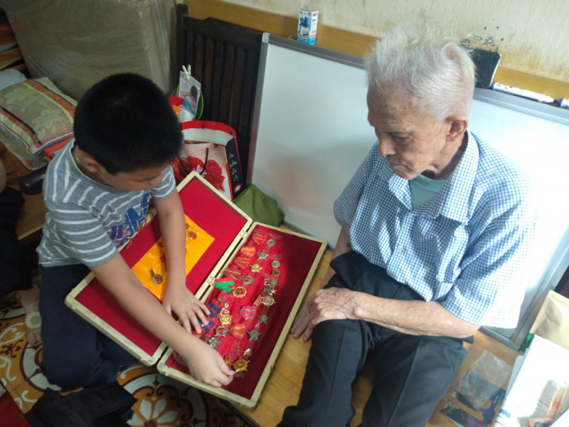 Bộ “gia tài vô giá” ông mang về cho người vợ, người con và người cháu của mình là những tấm huy chương ở khắp các mặt trận. Bộ “gia tài vô giá” ông mang về cho người vợ, người con và người cháu của mình là những tấm huy chương ở khắp các mặt trận.