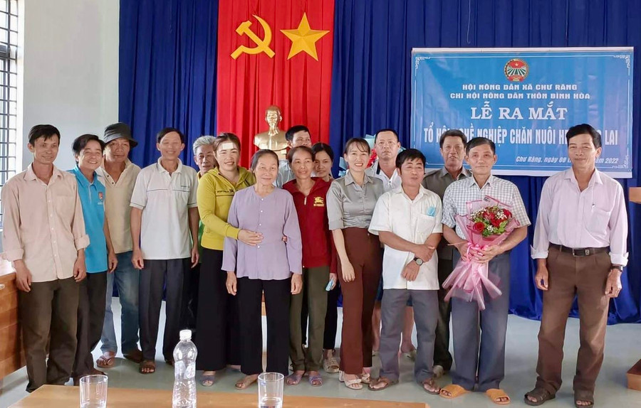 Thành viên mô hình Tổ hội nghề nghiệp ra mắt tại buổi lễ. Ảnh: Mai Linh Thành viên mô hình Tổ hội nghề nghiệp ra mắt tại buổi lễ. Ảnh: Mai Linh