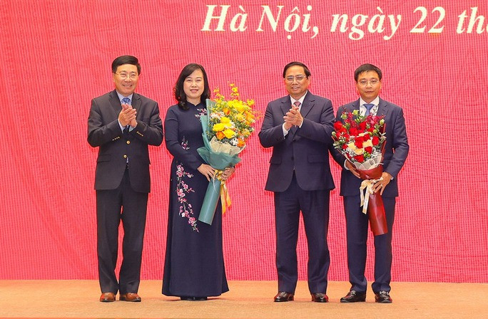 Thủ tướng Phạm Minh Chính và Phó Thủ tướng Thường trực Chính phủ Phạm Bình Minh tặng hoa hai tân Bộ trưởng. Ảnh: VGP