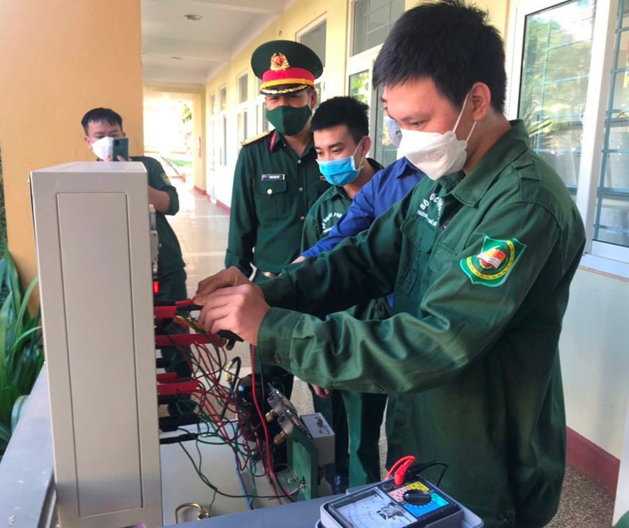 Sinh viên Trường Cao đẳng Nghề số 21 học nghề công nghệ ô tô. Ảnh: Đinh Yến Sinh viên Trường Cao đẳng Nghề số 21 học nghề công nghệ ô tô. Ảnh: Đinh Yến