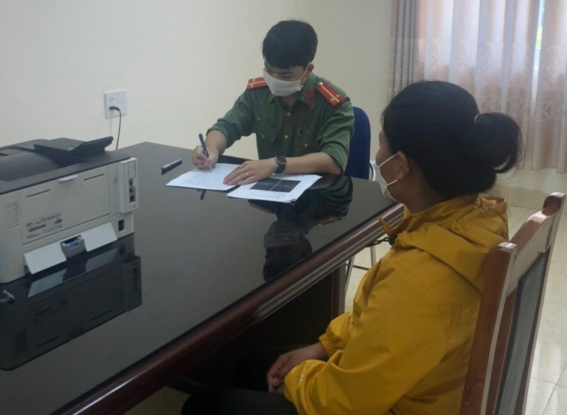 Công an H.Cô Tô làm việc với chị N.T.C. Ảnh: Nguyễn Khánh Công an H.Cô Tô làm việc với chị N.T.C. Ảnh: Nguyễn Khánh