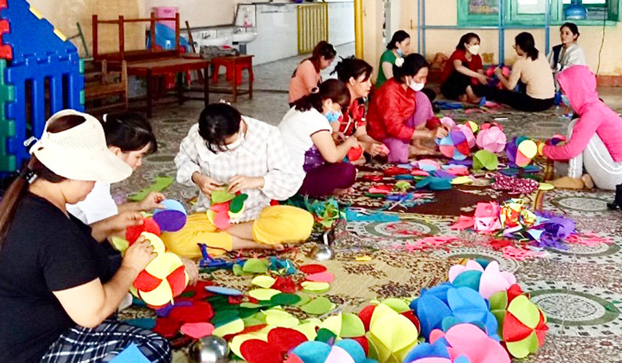 Giáo viên Trường Mẫu giáo Bông Hồng 2 (thị trấn Kbang) tự tay làm đồ chơi, trang trí lớp học nhằm thu hút trẻ đến lớp. Ảnh: Minh Phương Giáo viên Trường Mẫu giáo Bông Hồng 2 (thị trấn Kbang) tự tay làm đồ chơi, trang trí lớp học nhằm thu hút trẻ đến lớp. Ảnh: Minh Phương