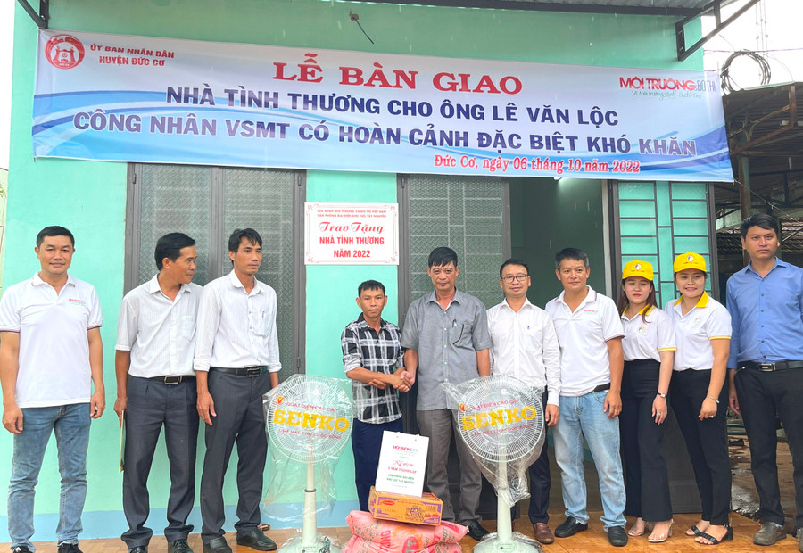 Quang cảnh lễ trao nhà tình thương cho gia đình ông Lê Văn Lộc- tổ dân phố 2, thị trấn Chư Ty, huyện Đức Cơ. Ảnh. Thanh Tịnh