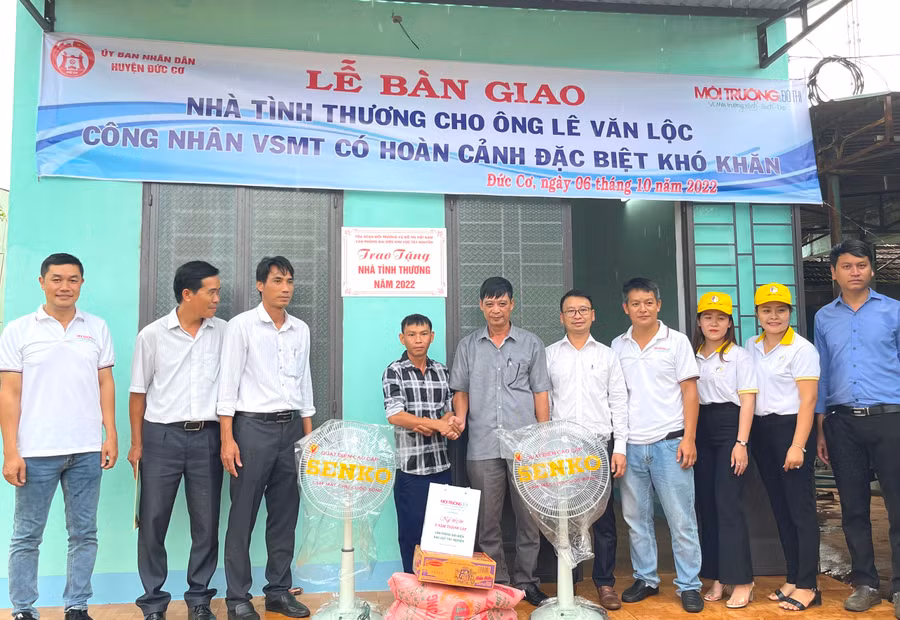 Quang cảnh lễ trao nhà tình thương cho gia đình ông Lê Văn Lộc- tổ dân phố 2, thị trấn Chư Ty, huyện Đức Cơ. Ảnh. Thanh Tịnh