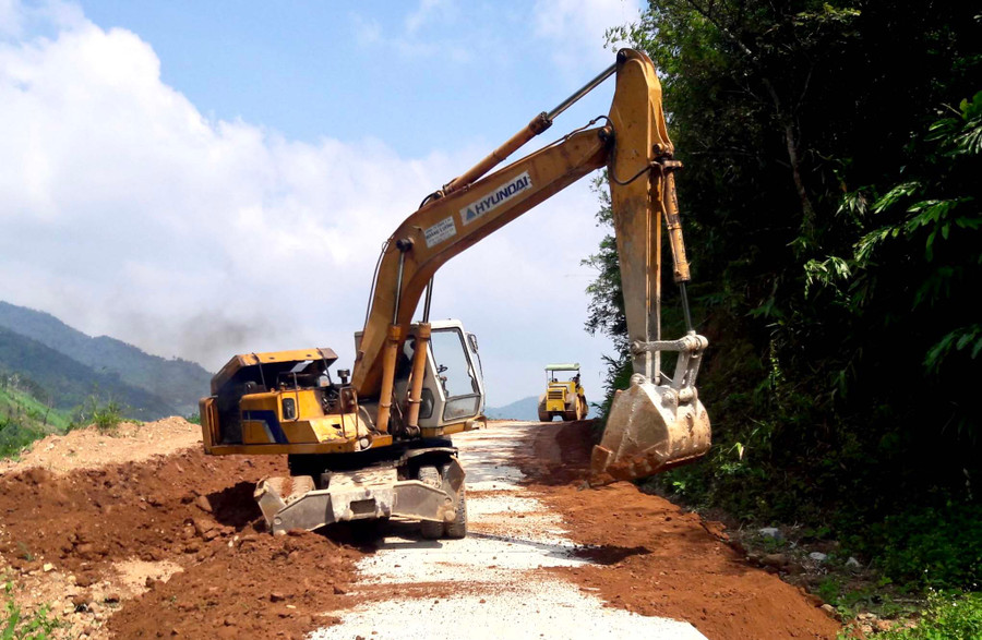 Tuyến đường vào xã Kon Pne (huyện Kbang) được bê tông hóa giúp người dân thuận lợi trong việc đi lại, vận chuyển hàng hóa. Ảnh: Minh Nguyễn Tuyến đường vào xã Kon Pne (huyện Kbang) được bê tông hóa giúp người dân thuận lợi trong việc đi lại, vận chuyển hàng hóa. Ảnh: Minh Nguyễn