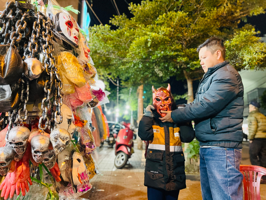 Nhiều phụ huynh đưa con em mình đi chọn mua trang phục hóa trang để các con dự lễ hội Halloween ở trường. Ảnh: Mai Ka Các bậc phụ huynh đưa con em mình đi chọn mua trang phục hóa trang để các con dự lễ hội HalloWeen ở trường. Ảnh: Mai Ka