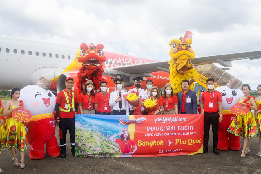 Phi hành đoàn Vietjet trên chuyến bay. Ảnh TTXVN