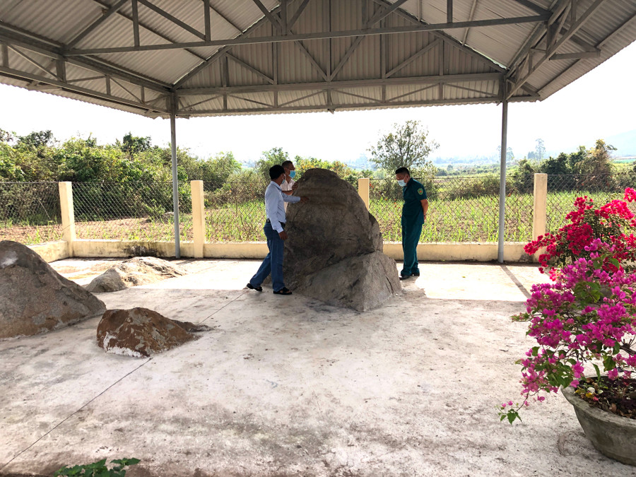 Người dân thôn Tư Lương (xã Tân An, huyện Đak Pơ) bảo vệ bia đá Chăm Tư Lương và hiến đất mở rộng khu di tích. Ảnh: Ngọc Minh 