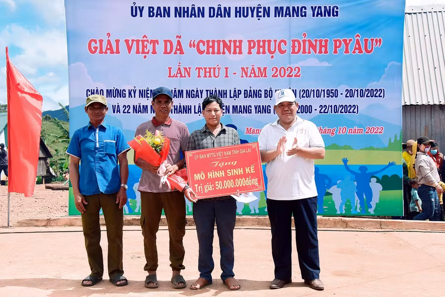 thay mặt Ủy ban MTTQ Việt Nam tỉnh, đồng chí Hồ Văn Điềm trao mô hình sinh kế trị giá 50 triệu đồng cho Nhân dân làng Pờ Yầu. Ảnh: Đức Thụy