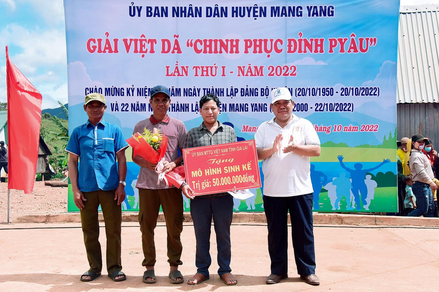 thay mặt Ủy ban MTTQ Việt Nam tỉnh, đồng chí Hồ Văn Điềm trao mô hình sinh kế trị giá 50 triệu đồng cho Nhân dân làng Pờ Yầu. Ảnh: Đức Thụy