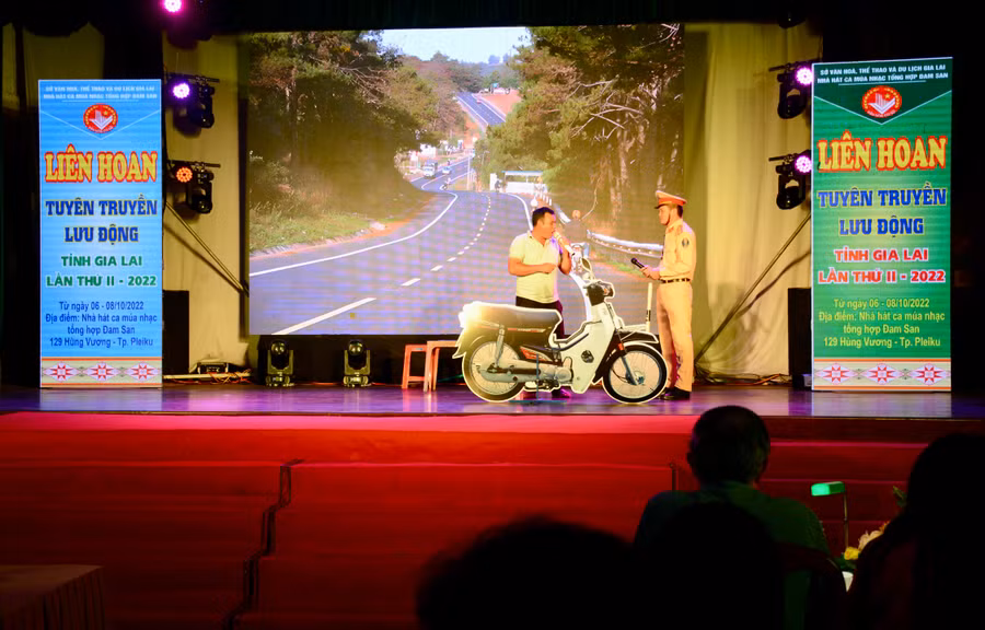 Phần thi kịch thông tin của huyện Đak Đoa. Ảnh: Lam Nguyên