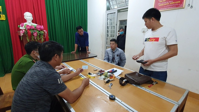 Lực lượng công an bắt giữ đối tượng Nguyễn Văn Sang để điều tra về hành vi cưỡng đoạt tài sản