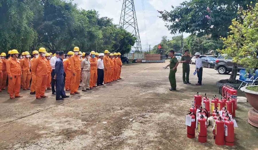 Tăng cường công tác tập huấn, hướng dẫn phòng cháy chữa cháy, cứu nạn cứu hộ. Ảnh: Hà Duy Tăng cường công tác tập huấn, hướng dẫn phòng cháy chữa cháy, cứu nạn cứu hộ. Ảnh: Hà Duy