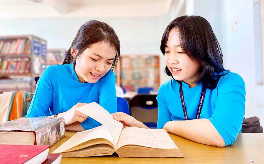 Đôi bạn cùng lớp Phạm Thảo Nguyên (bìa phải) và Huỳnh Diễm Quỳnh (Trường THPT chuyên Hùng Vương) thường cùng nhau đọc sách tại thư viện trường. Ảnh: Hồng Thi
