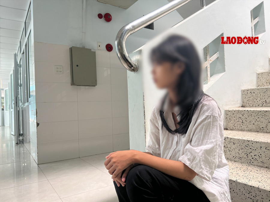 Em M tại một góc cầu thang ở Bệnh viện đa khoa tỉnh Bình Định.