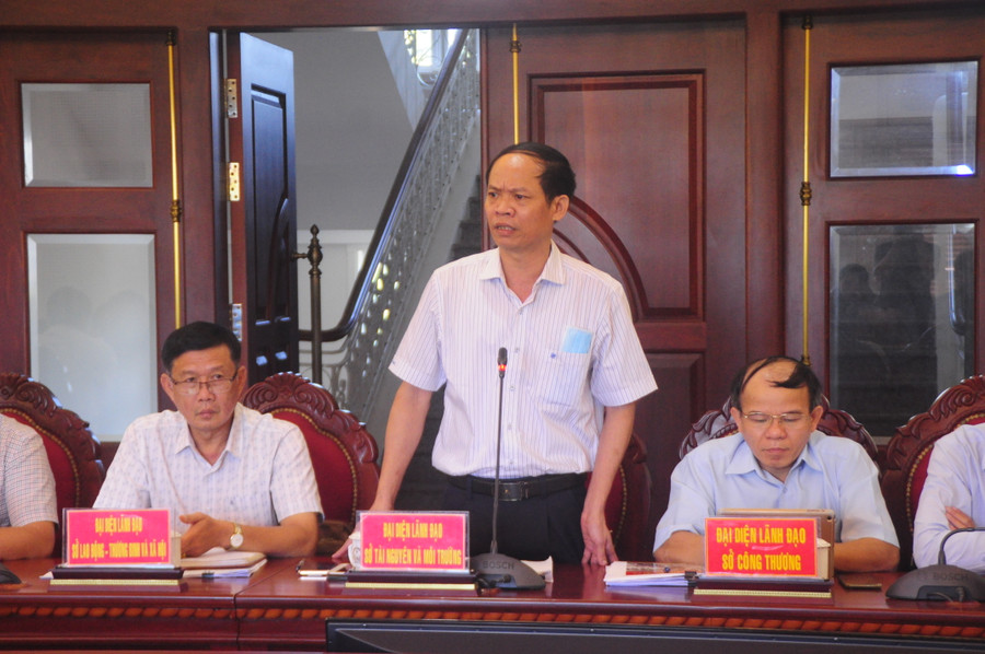 Đại diện của Sở Tài nguyên và Môi trường tỉnh thông tin một số vấn đề báo chí quan tâm