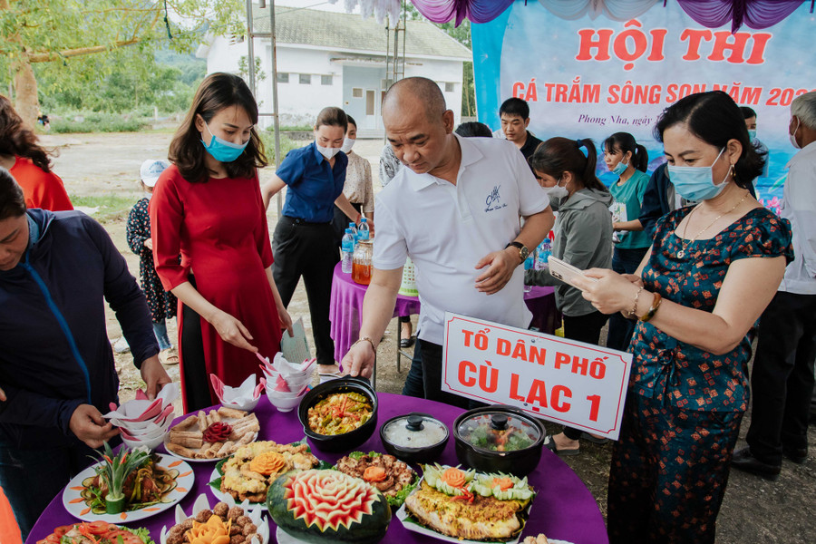 Masterchef Phạm Tuấn Hải rất ấn tượng trước cách nấu nướng và trang trí món ăn từ cá trắm sông Son của bà con vùng di sản