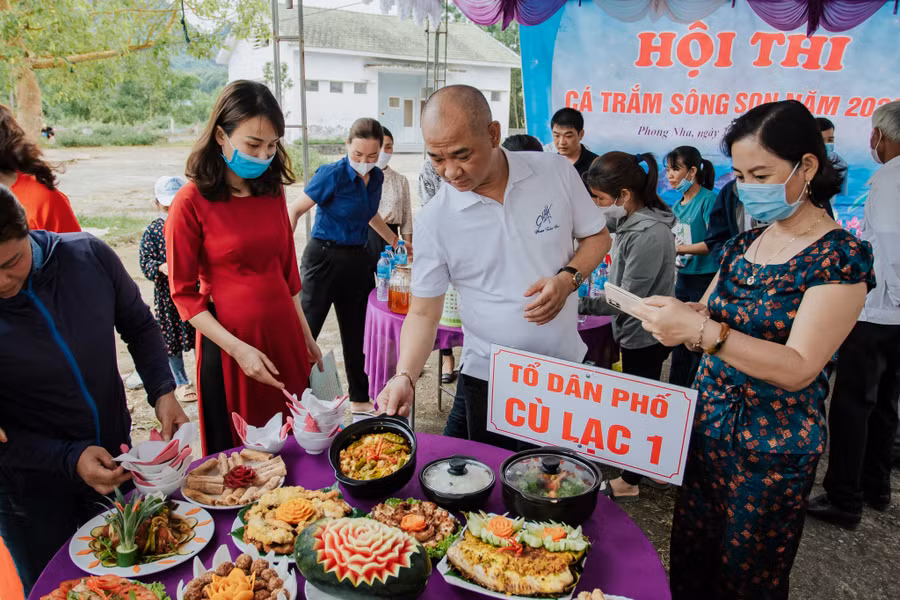 Masterchef Phạm Tuấn Hải rất ấn tượng trước cách nấu nướng và trang trí món ăn từ cá trắm sông Son của bà con vùng di sản