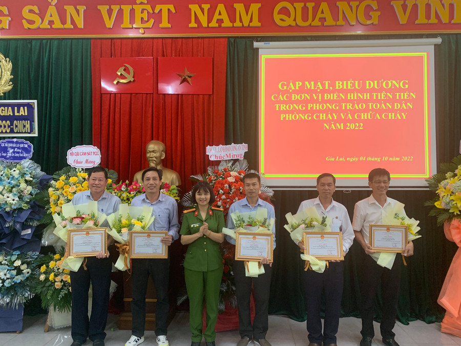 5 cá nhân có thành tích xuất sắc trong phong trào phòng cháy chữa cháy năm 2022. Ảnh: RÔ HÔK