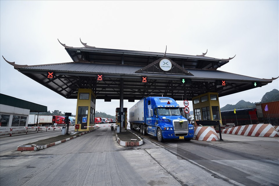 Xe hàng hóa xuất khẩu sang Trung Quốc từ bãi trung chuyển đến khu vực chuẩn bị thông quan tại cửa khẩu Hữu Nghị, Lạng Sơn. Ảnh: PV