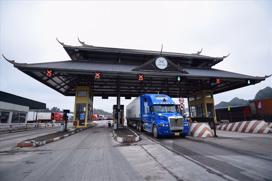 Xe hàng hóa xuất khẩu sang Trung Quốc từ bãi trung chuyển đến khu vực chuẩn bị thông quan tại cửa khẩu Hữu Nghị, Lạng Sơn. Ảnh: PV