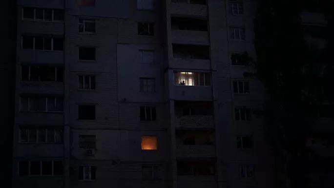 Tòa nhà ở Borodyanka, vùng Kiev bị hư hại sau các cuộc tấn công ngày 21-10. Ảnh: AP