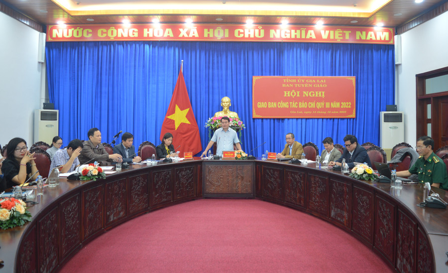 Phó Trưởng ban Tuyên giáo Tỉnh ủy chủ trì hội nghị giao ban công tác báo chí quý III. Ảnh: Anh Huy