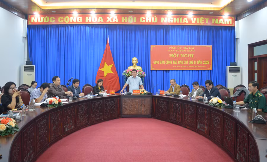 Phó Trưởng ban Tuyên giáo Tỉnh ủy chủ trì hội nghị giao ban công tác báo chí quý III. Ảnh: Anh Huy