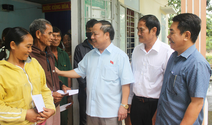 Phó Bí thư Thường trực Tỉnh ủy, Trưởng đoàn đại biểu Quốc hội tỉnh Châu Ngọc Tuấn (thứ 3 từ phải sang) trò chuyện với cử tri xã Ia Rsai, huyện Krông Pa. Ảnh: Vũ Chi Phó Bí thư Thường trực Tỉnh ủy, Trưởng đoàn đại biểu Quốc hội tỉnh Châu Ngọc Tuấn (thứ 3 từ phải sang) trò chuyện với cử tri xã Ia Rsai, huyện Krông Pa. Ảnh: Vũ Chi