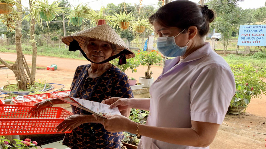 Cán bộ y tế xã Hải Yang, huyện Đak Đoa tuyên truyền về pc bệnh dại đến người dân trên địa bàn. Ảnh: Như Nguyện