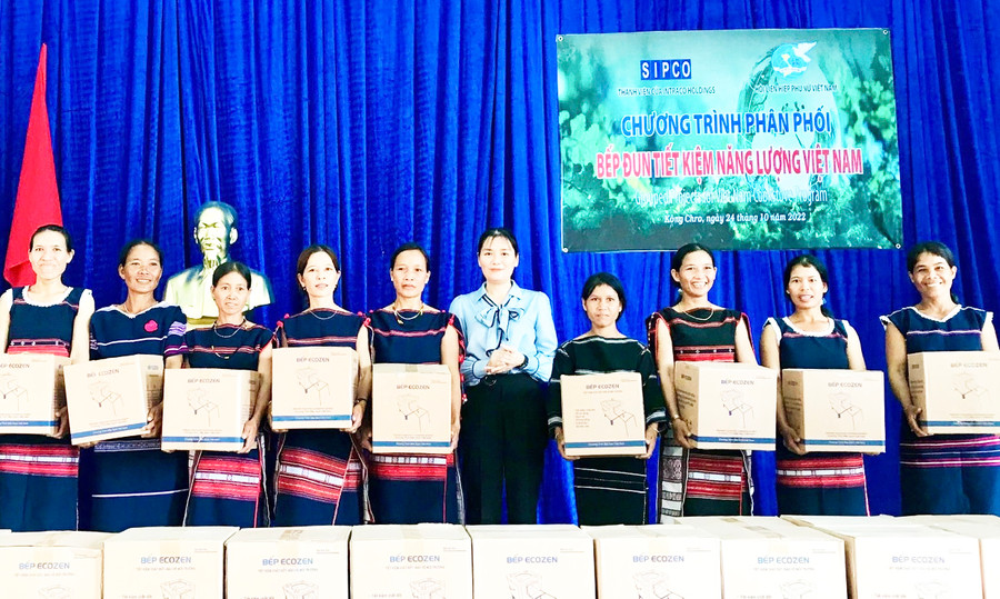 Hội LHPN huyện Kông Chro trao bếp đun tiết kiệm cho hội viên phụ nữ thị trấn Kông Chro. Ảnh: Phương Liên Phó Chủ tịch Hội LHPN huyện Kông Chro tặng bếp đun tiết kiệm cho hội viên phụ nữ Thị trấn Kông Chro. Ảnh: Phương Liên