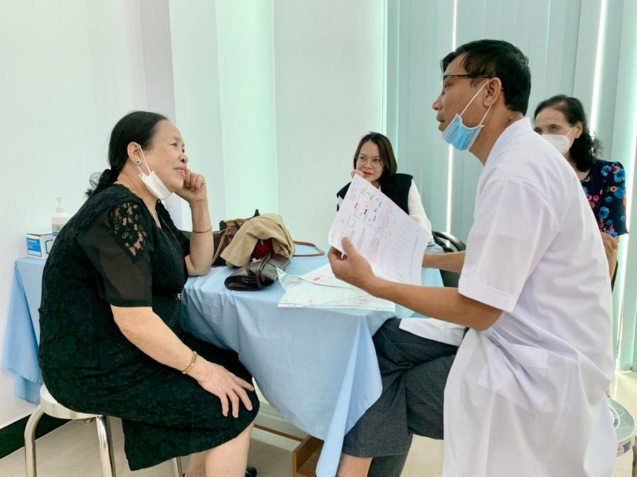Bác sĩ Phòng khám Đa khoa SYSMED Phù Đổng thăm khám, tư vấn và hướng dẫn trong việc chăm sóc sức khỏe cho các cựu dân y. Ảnh: Như Nguyện