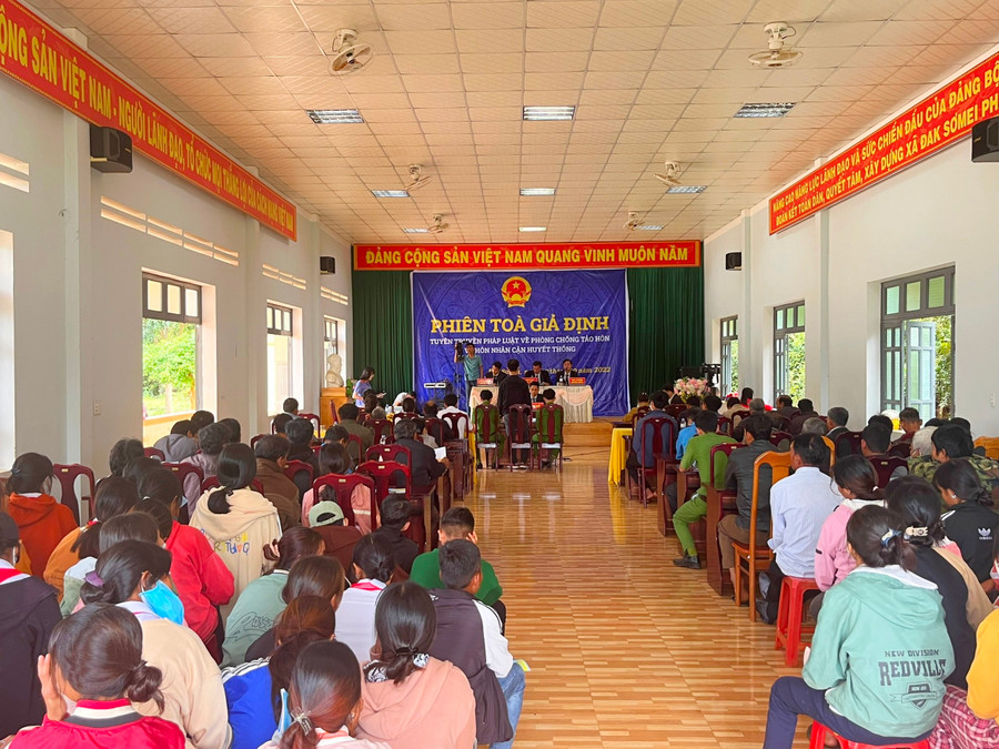 Quang cảnh phiên tòa giả định. Ảnh: R'Ô HOK