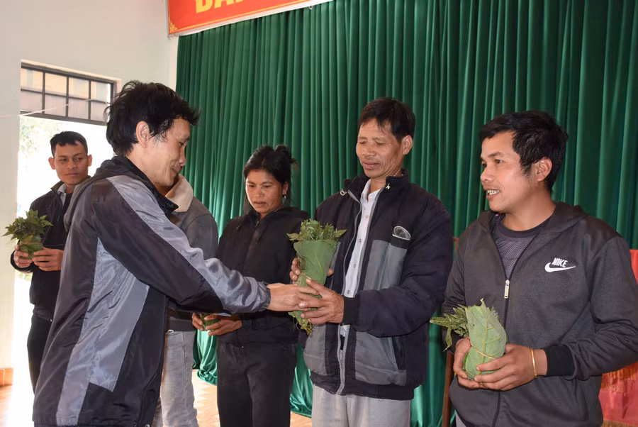 Lãnh đạo UBND xã Măng Ri trao sâm Ngọc Linh giống cho người nghèo. Ảnh: Đức Nhật