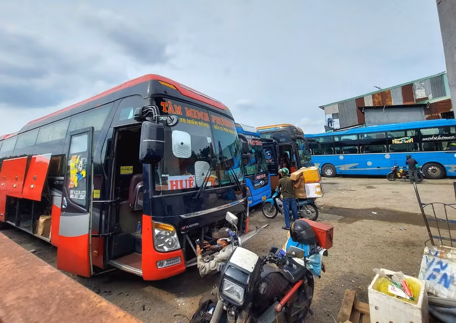 Trong bến xe trá hình số 397 Đinh Bộ Lĩnh (quận Bình Thạnh, TPHCM). Ảnh: Minh Quân