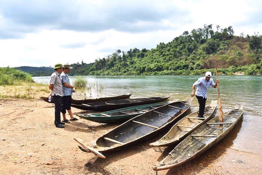  Lãnh đạo huyện Ia Grai kiểm tra độ bền chắc của thuyền độc mộc trước khi bắt đầu hội đua. Ảnh: Lam Nguyên